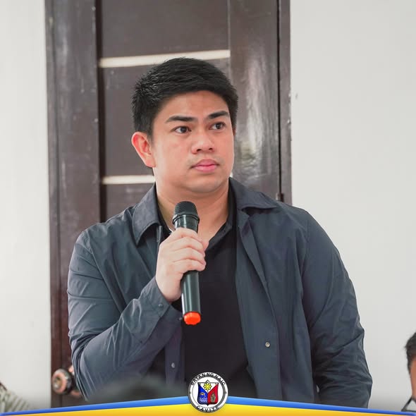 Lalaking nagsasalita gamit ang mikropono sa joint meeting ng mga HOA at Task Force Housing sa Naic
