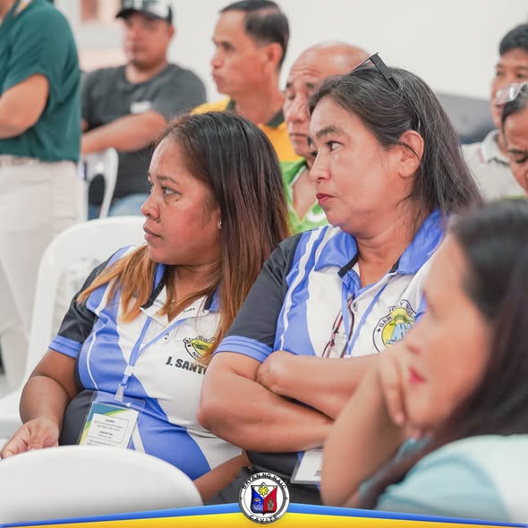 Mga dumalo sa pulong ng HOA at Task Force Housing, nakaupo at nakikinig sa loob ng gusali sa Naic