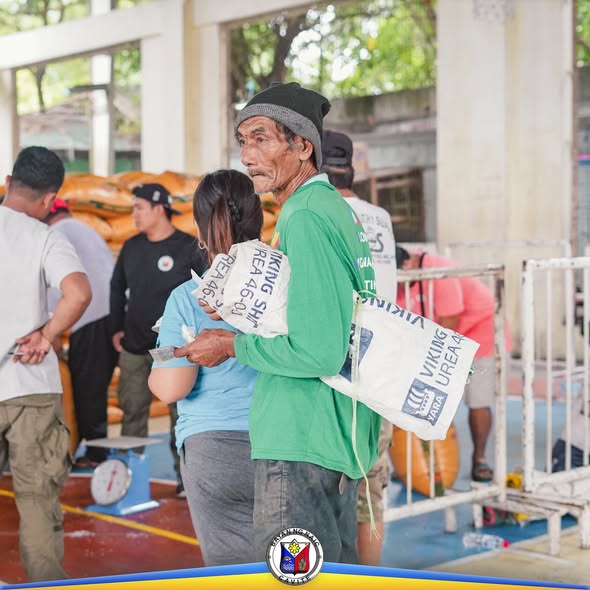 Magsasaka na may dalang fertilizer na Viking Urea sa Naic Covered Court habang namamahagi ang programa