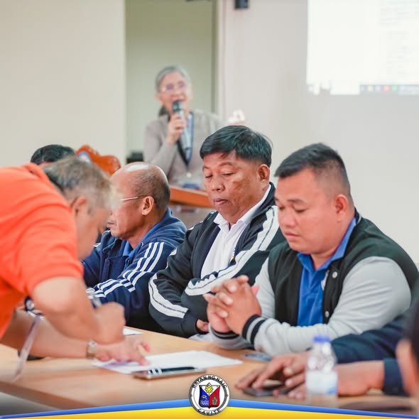 Mga kalahok sa IFARMC regular monthly meeting habang nagpupulong at nagsusulat sa mesa sa Liga ng mga Barangay Office