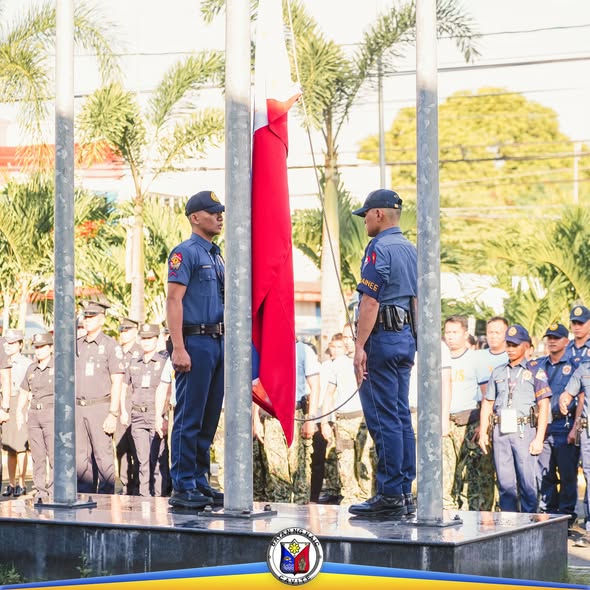 Mga uniformed na tauhan habang itinataas ang watawat sa flag-raising ceremony ng Lokal na Pamahalaan ng Naic
