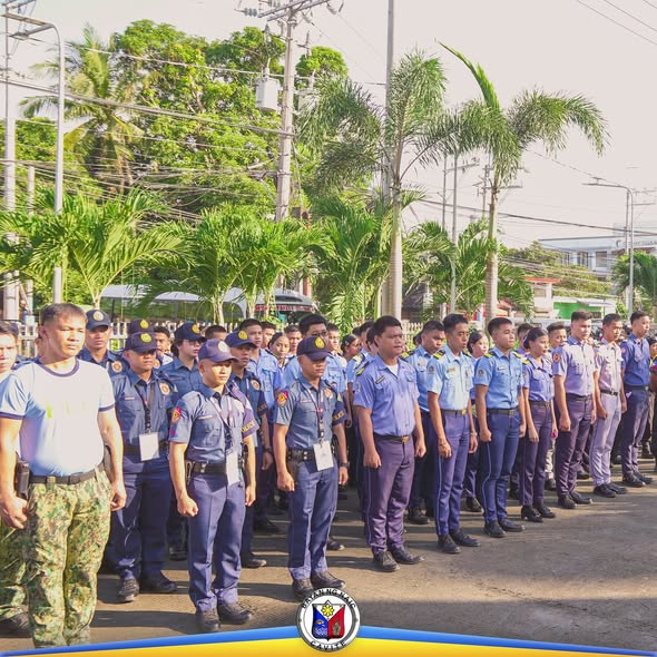 Mga kawani at tauhan na nakahanay sa flag-raising ceremony sa Naic, Cavite