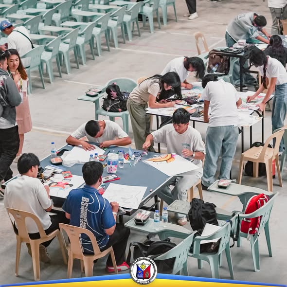 Mga kalahok sa Poster Making Contest habang gumuguhit sa AquaBEST Building Hall, Naic