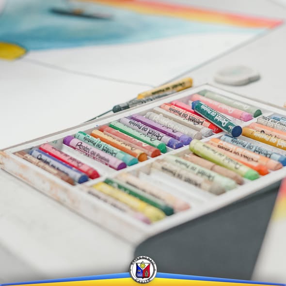 Mga oil pastel sa loob ng puting lalagyan, bahagi ng Poster Making Contest sa Fish Conservation Week