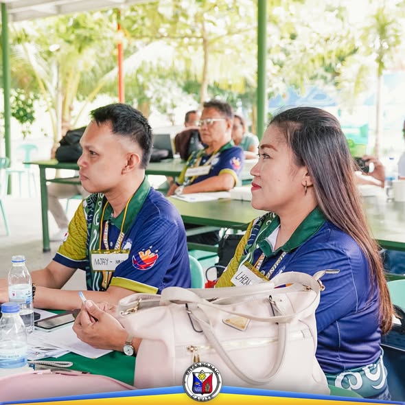Mga kalahok sa HOA Lingkod Desk training na nakaupo sa mahabang mesa sa Bernardino's Resort, Naic