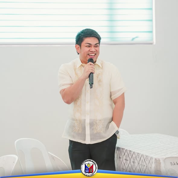 Lalaking naka-barong na nagsasalita sa mikropono sa loob ng silid-pulungan ng LDC sa Naic