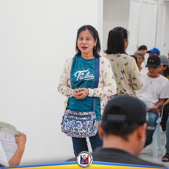 Mga tao sa loob ng Municipal Hall habang naghihintay sa awarding ng tseke para sa SLP sa Naic