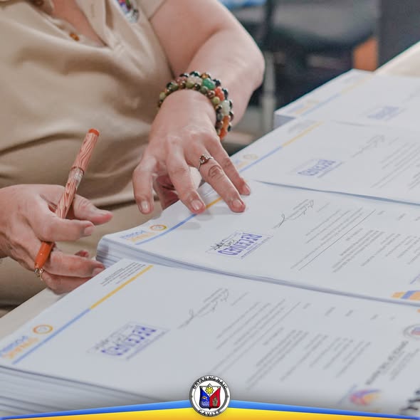Mga dokumento ng AIP 2026 na pinipirmahan at inaayos sa mesa sa Sangguniang Bayan ng Naic