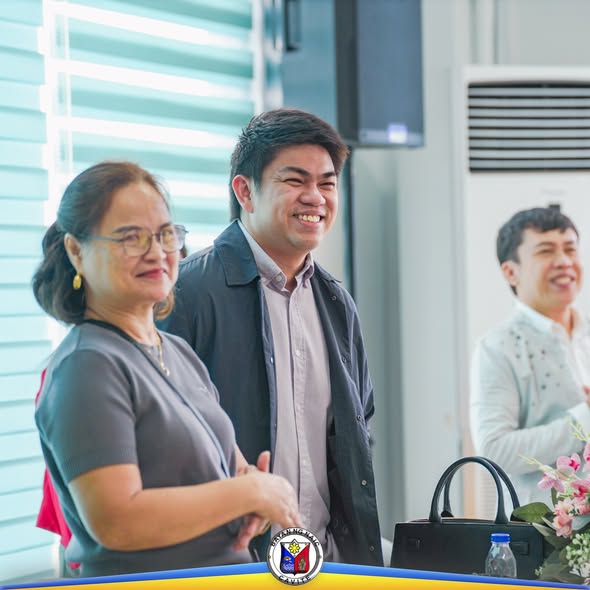 Mga kalahok na nakangiti sa loob ng pagsasanay para sa Learning Resource Validators sa Naic