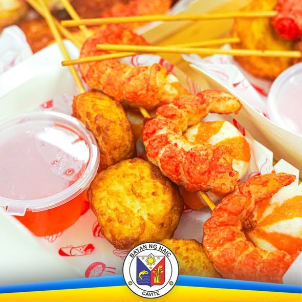 Pagtikim ng pagkain: piniritong hipon sa skewer at bola-bola na may matamis na sawsawan sa Naic