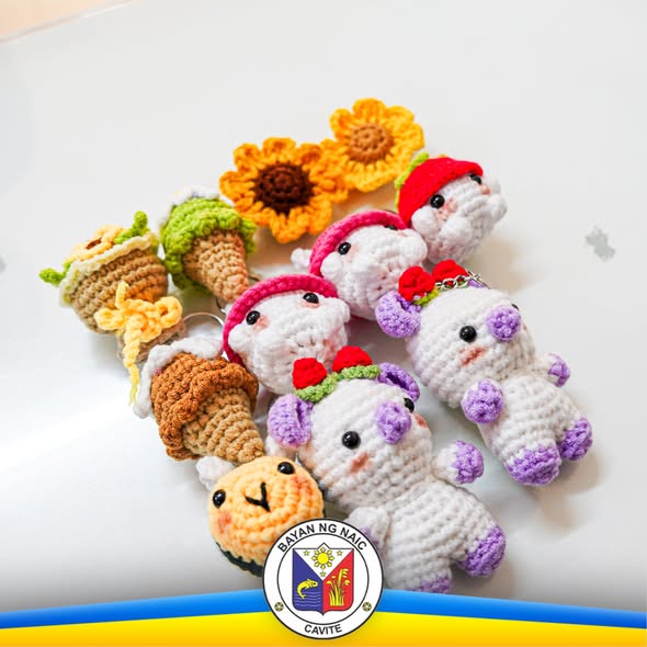 Mga crochet na laruan at bulaklak na gawa ng Made by Batang Naic Arts & Crafts Pop-Up sa Naic