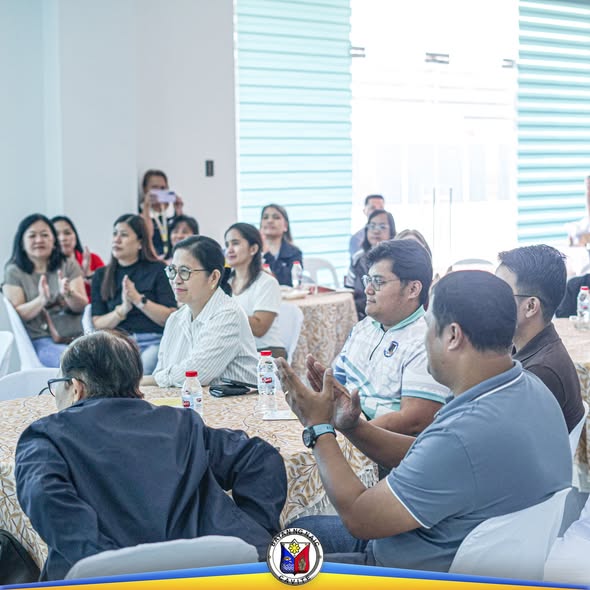 Mga dumalo sa kumperensya ng Cavite Treasurers' League na pumapalakpak sa loob ng hall sa Naic