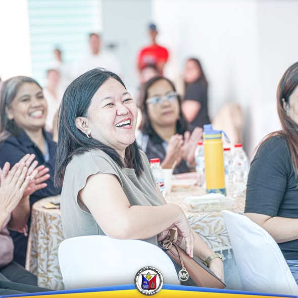 Mga dumalo sa Cavite Treasurers' League conference sa Naic, nagpapalakpakan at natatawa habang nakaupo sa pagtitipon