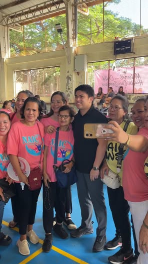 Litrato ng grupo ng mga Barangay Health Workers na nagpa-selfie sa loob ng covered court, Naic, Cavite