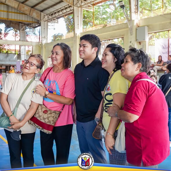 Grupo ng mga dumalo na nagpapose at nakangiti sa covered court sa Naic habang idinaraos ang seminar