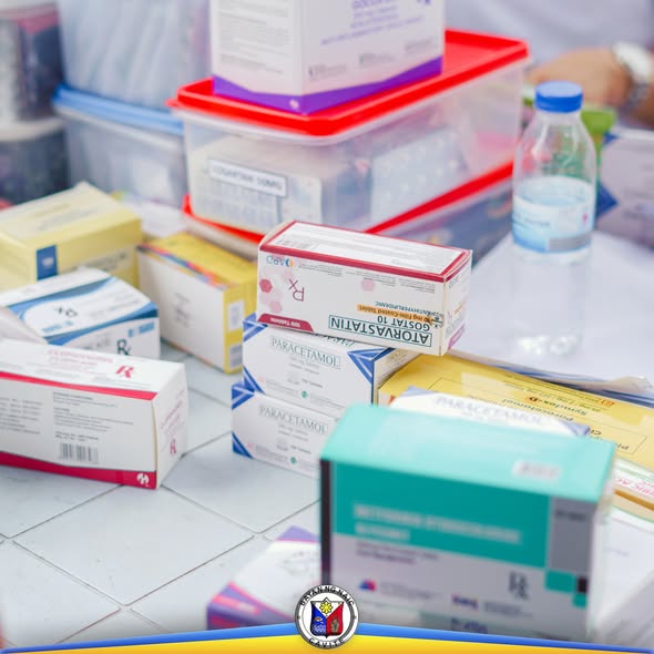 Mga gamot na nakalagay sa mesa sa Purok Kalusugan sa Barangay Halang, kabilang ang atorvastatin at paracetamol