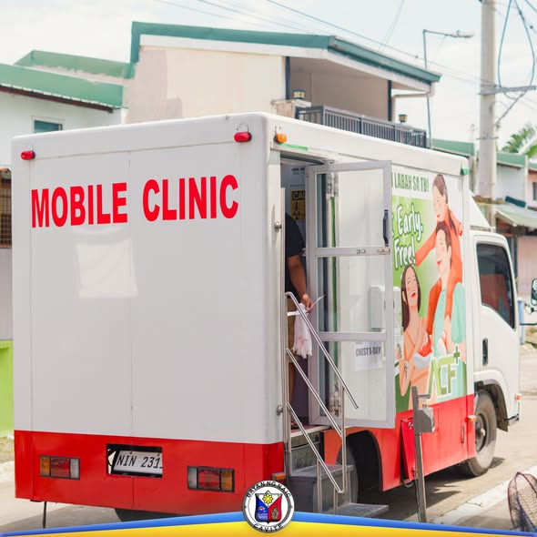 Mobile clinic ng MHO na nakaparada sa kalsada ng Barangay Halang para sa libreng serbisyong pangkalusugan