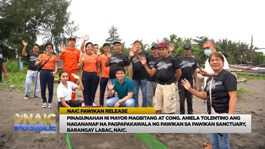 Grupo ng mga tao sa dalampasigan habang nagpapakawala ng pawikan sa Pawikan Sanctuary, Barangay Labac, Naic.