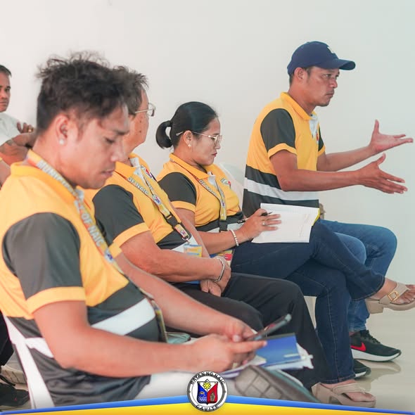 Mga kalahok sa orientation seminar ng NHA sa Triple 8 Building, Barangay Sabang, Naic habang nakikinig