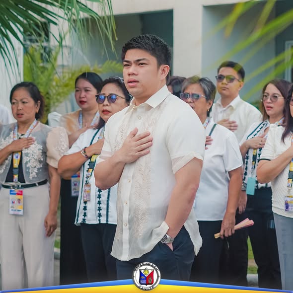 Mga kawani ng OSCA Naic habang nagpapanata sa regular flag-raising ceremony sa labas ng opisina