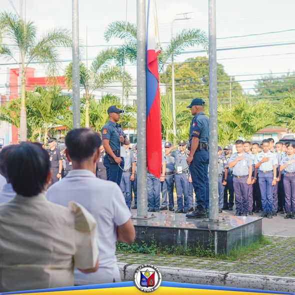 Flag-raising ceremony ng OSCA Naic, may mga naka-uniporme na nakatayo at nagbibigay-galang sa watawat