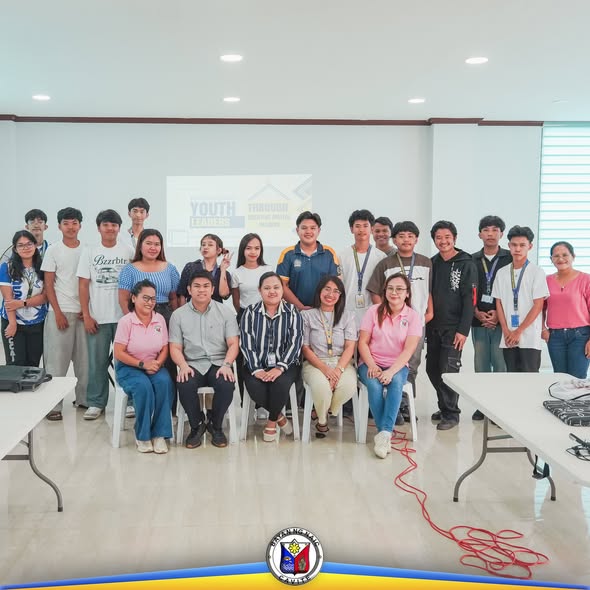 Grupo ng mga kabataang lider at mga kawani matapos ang Canva Training sa loob ng silid-pulungan ng Naic