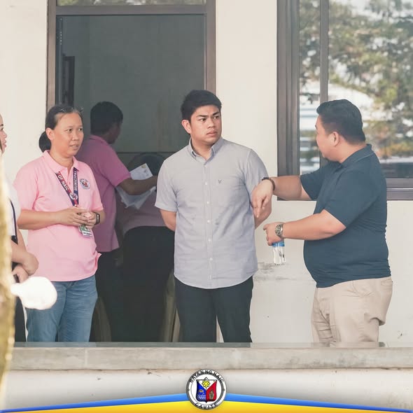 Mga kalahok sa MFARMC monthly meeting na nag-uusap sa veranda ng Bantay Dagat Station, Brgy. Bucana Malaki