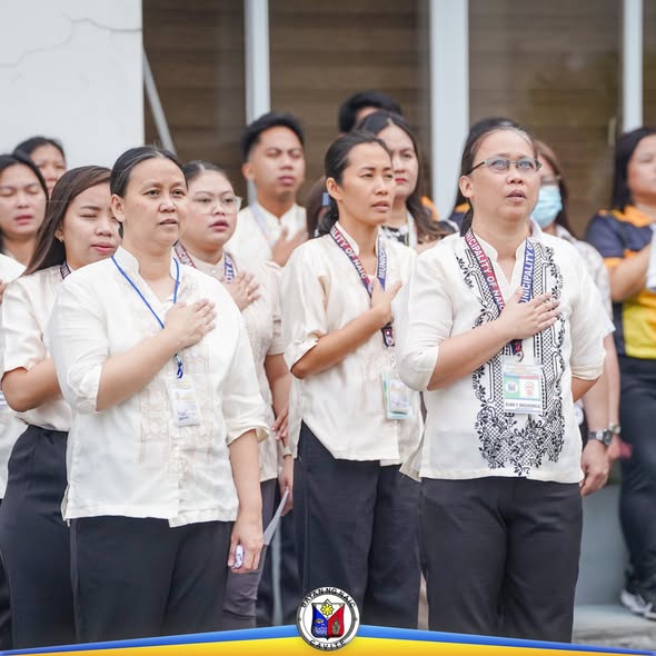 Mga kawani ng Municipal Engineering Office na nakatayo at nagpapakita ng paggalang sa Regular Flag Raising Ceremony sa Naic
