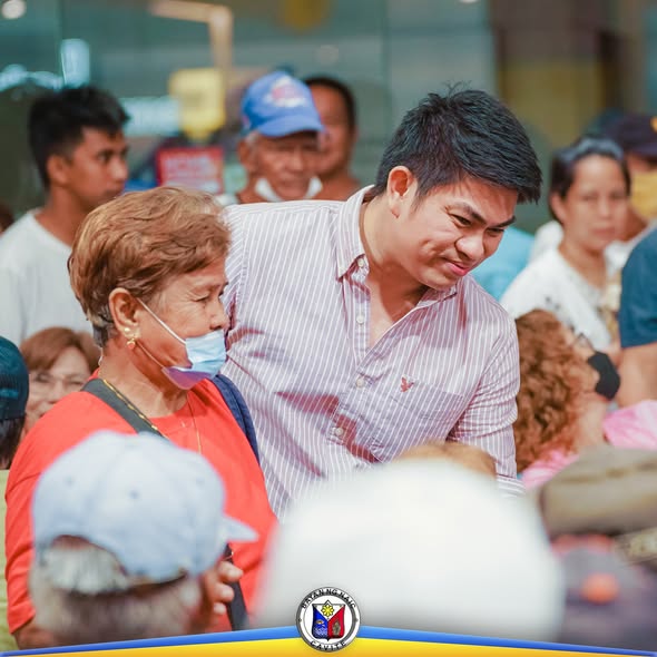 Mga senior citizen at kawani habang nagtitipon sa Social Pension Program sa Waltermart, Sabang, Naic