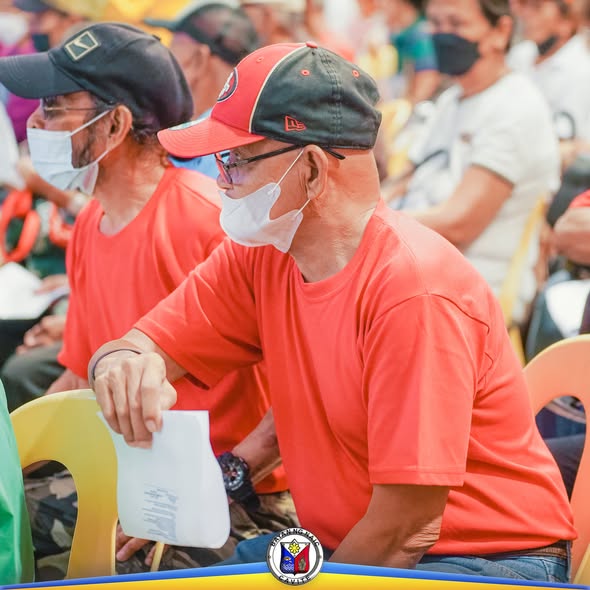 Mga senior citizen na nakaupo at nakikinig sa Social Pension Program sa Waltermart, Brgy. Sabang, Naic