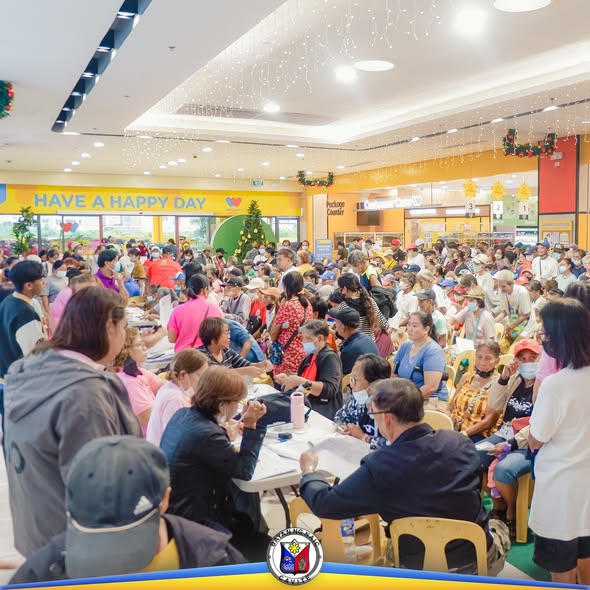 Mga senior citizen na nakapila at nakaupo sa Waltermart Sabang habang may Social Pension Program