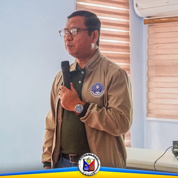 Isang lalaking nagsasalita sa mikropono sa training ng mga samahan sa Naic