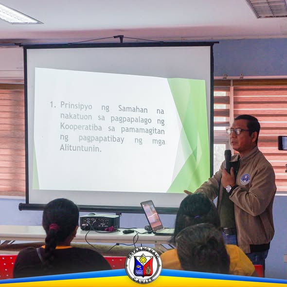 Tagapagsalita habang nagpapaliwanag sa training ng mga samahan sa Naic, may slide na tungkol sa prinsipyo ng samahan