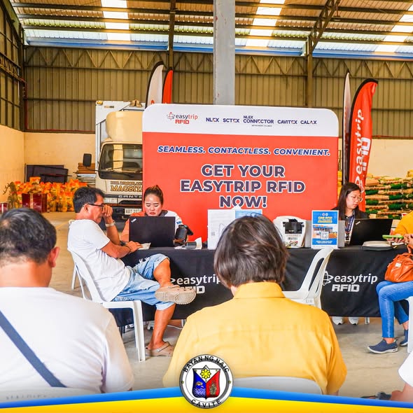 Mga tao sa Easytrip RFID caravan sa Triple 8, Sabang, Naic habang nagpapakabit ng RFID sa booth