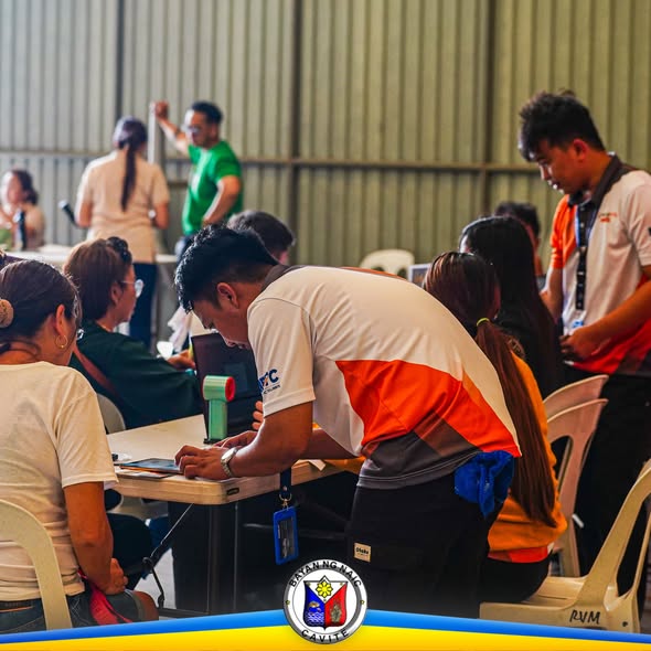 Mga staff ng Easytrip RFID Caravan na nag-aasikaso ng mga aplikante sa loob ng Triple 8, Brgy. Sabang