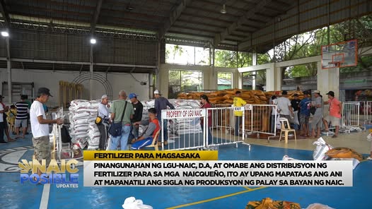 Mga magsasaka na kumukuha ng fertilizer sa covered court ng Naic habang nakapila sa pamamahagi ng LGU-Naic