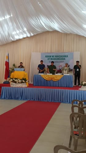 Entablado sa ilalim ng tent para sa Araw ng mga Magsasaka at Mangingisda sa Malainen Bago, Naic