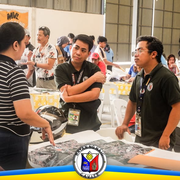 Mga kawani ng munisipyo habang tinatalakay ang mapa sa pagpupulong ng PALIGID Program sa Naic