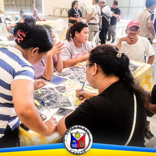 Mga kalahok na nagmamapa at nag-uusap sa paligid ng mesa sa pagpupulong ng PALIGID Program sa Naic