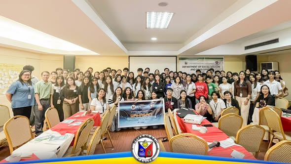 Grupo ng mga kabataan at kawani ng DSWD na nagpose sa Youth and Children's Congress sa Tanza Oasis, Cavite