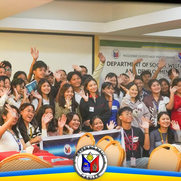 Grupo ng mga kabataan na nakangiti at nagwawagayway ng kamay sa Youth and Children's Congress ng DSWD Naic