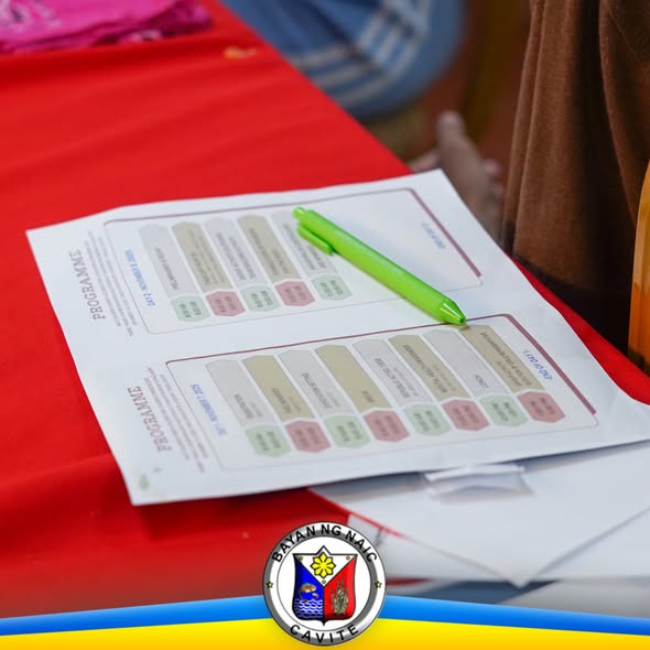 Programa ng Youth and Children's Congress na nakalatag sa pulang mesa kasama ang berdeng ballpen