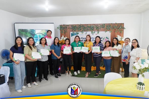 Mga kalahok na may hawak na sertipiko matapos ang paglulunsad ng Naic Community Based Mental Health sa Halang