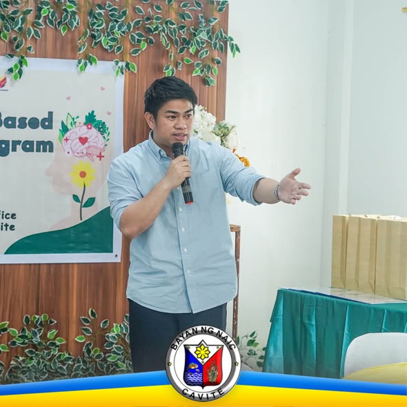 Nagsasalita ang isang lalaki gamit ang mikropono sa paglulunsad ng Naic Community Based Mental Health