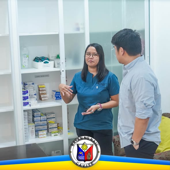Mga kawani ng Rural Health Unit habang nag-uusap sa loob ng clinic sa Naic, Cavite