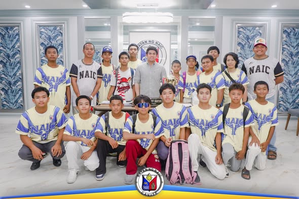Mga manlalaro ng Naic sa larawan kasama ang mga opisyal matapos kilalanin sa Provincial Meet