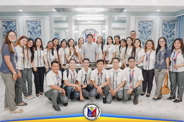 Grupo ng mga kabataan na naka-puting uniporme sa loob ng bulwagan ng Bayan ng Naic matapos ang pagkilala