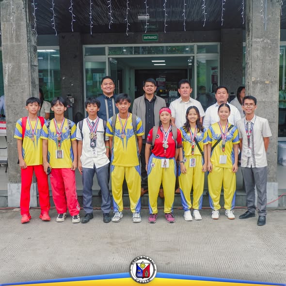 Mga nagwagi sa Provincial Meet kasama ang ilang opisyal sa harap ng gusali ng Naic