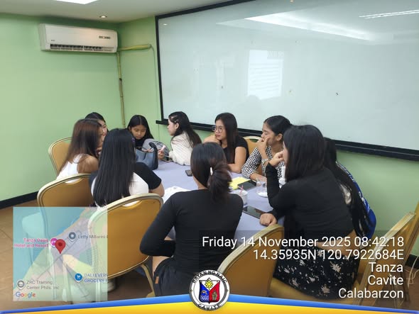 Mga kabataan na nag-uusap sa paligid ng mesa sa training room ng Capability and Leadership Training sa Tanza