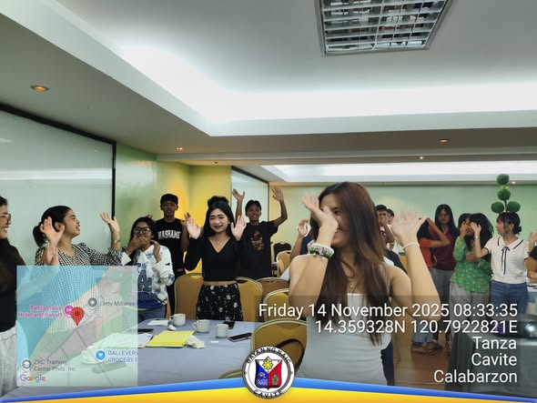 Mga kabataan na nagkakasayahan at nagwawagayway ng kamay sa training room sa Tanza, Cavite
